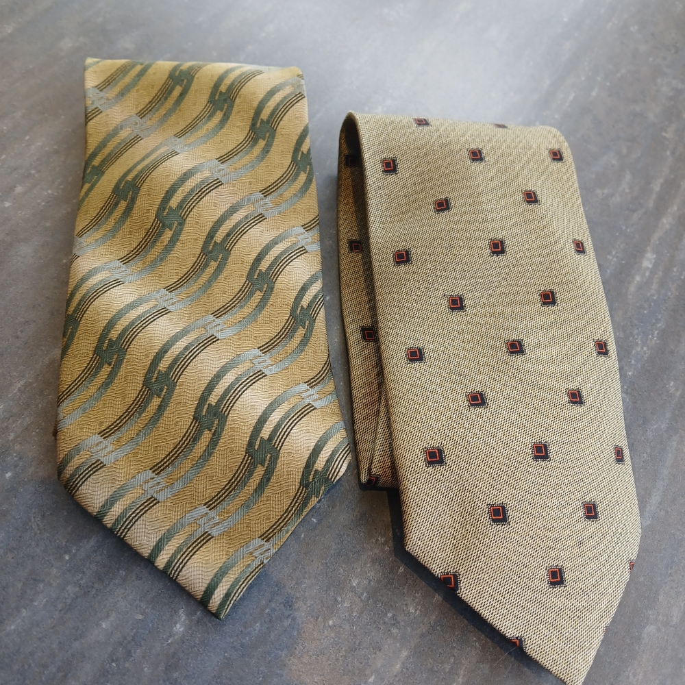 Men's luxury BORELLI Gold Patterned Tie Set with Green Wave Detail